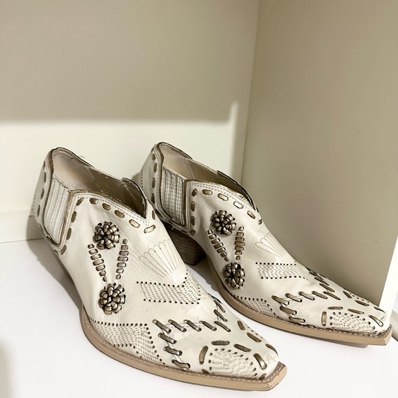 BCBGirls leather Embossed Pointed Toe Western Booties size 6.5 - Picture 2 of 8